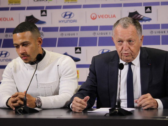 Le PSG dément avoir voulu chiper Depay à l’OL