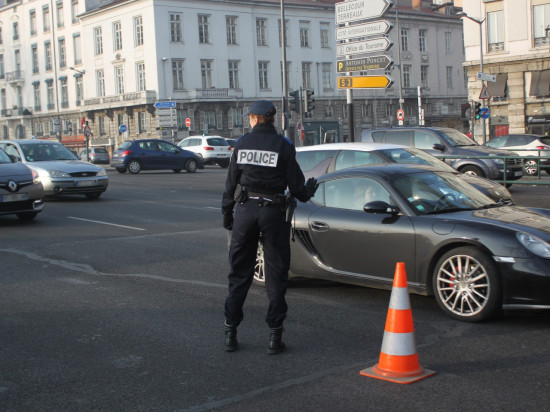 Descendue à Montpellier pour enquêter, une policière lyonnaise est percutée par un fuyard Descendue à Montpellier pour enquêter, une policière lyonnaise est percutée par un fuyard