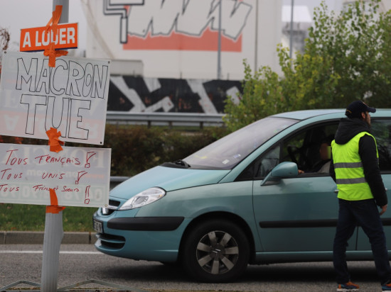 Gilets jaunes : une centaine de femmes mobilisées devant le palais de justice