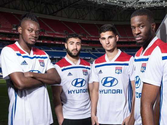 L'Olympique Lyonnais dévoile son nouveau maillot, les supporters agacés par Adidas