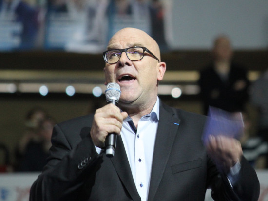 Assistant sans contrat ni salaire du député du Rhône Bruno Bonnell, il claque la porte