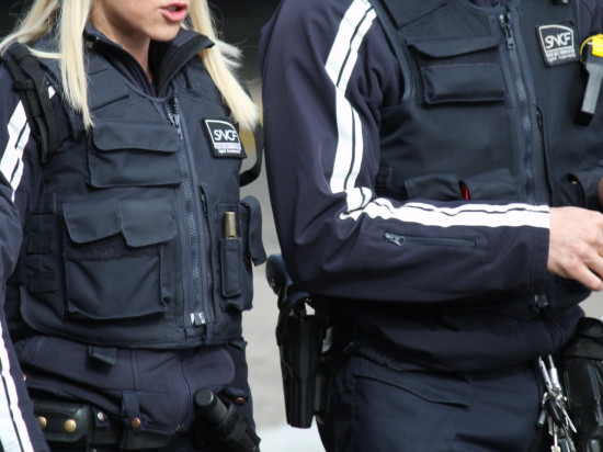 Lyon : il frappe les agents de la SNCF à coups de béquille