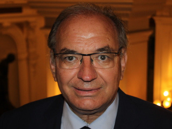 Bernard Perrut "contre la très forte réduction du nombre de députés"