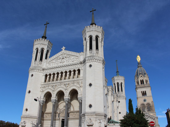 Les Pierres dorées et la basilique de Fourvière parmi les sites mis en avant par la Région