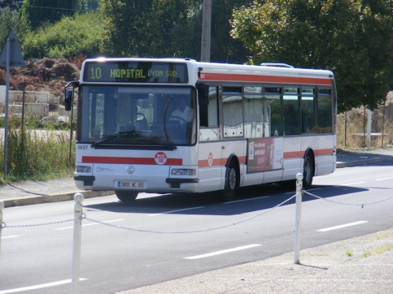 Une collision entre un camion et un bus bloque le trafic