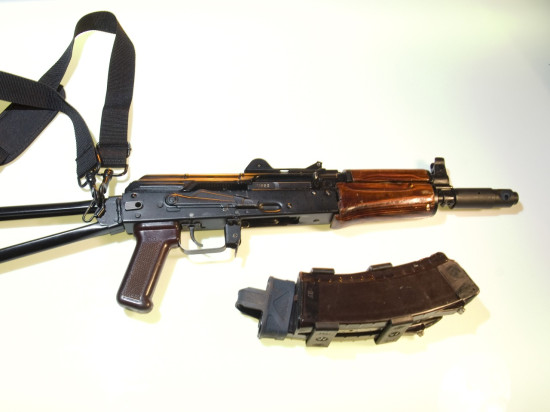 Lyon : refoulé d’une boîte de nuit, il revient avec deux amis, un AK-47 et un fusil à pompe Lyon : refoulé d’une boîte de nuit, il revient avec deux amis, un AK-47 et un fusil à pompe