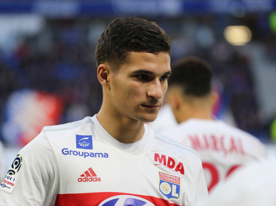 Houssem Aouar tire involontairement sur un stadier, puis s'excuse en lui offrant son maillot