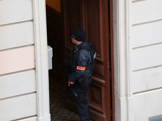 Lyon : ils passent par les toits pour cambrioler une pâtisserie mais laissent une disqueuse sur place