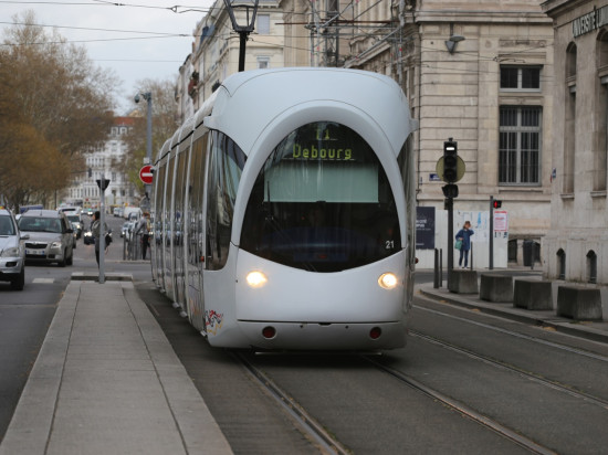 Lyon : avec une arme factice, il réclame des cigarettes aux usagers du tram