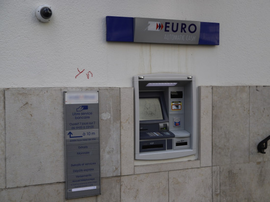 Tignieu-Jameyzieu : ils tombent sur les gendarmes lors de l’arrachage d’un distributeur de billets