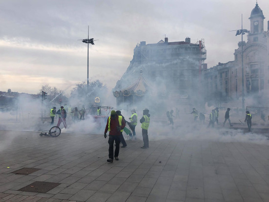 Heurts et lacrymogènes : les gilets jaunes ont repris du poil de la bête à Lyon