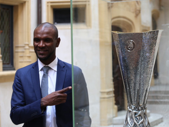 Le trophée de l'Europa League arrive à Lyon dans les bras d'Eric Abidal