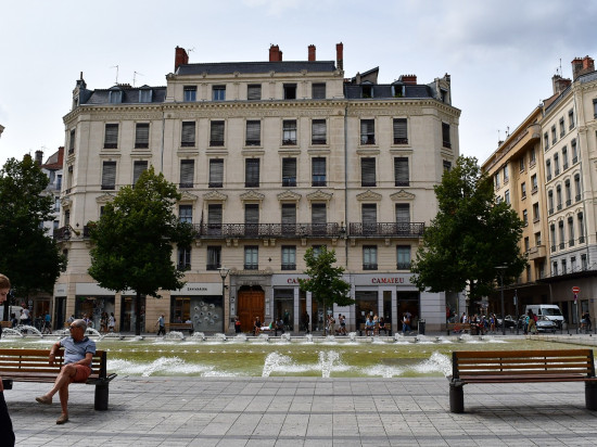 Lyon : les Emirats investissent les commerces de la Presqu’île - VIDEO