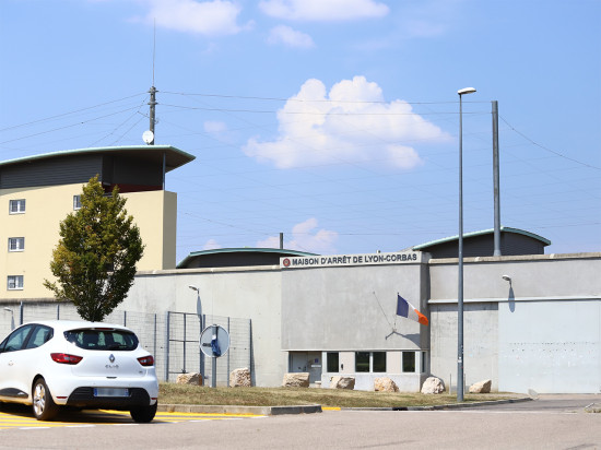 Prison de Lyon-Corbas : une surveillante lacérée au visage par un détenu