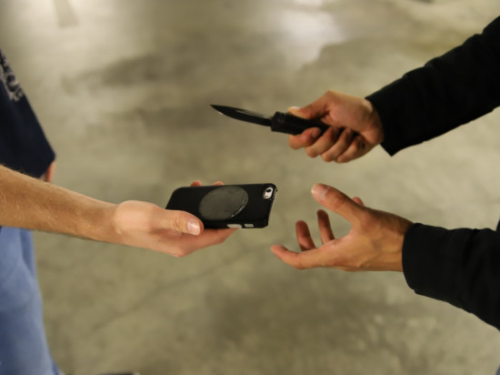 Villeurbanne : ils se mettent à quatre pour lui voler son téléphone