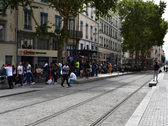 Lyon : une centaine de personnes belliqueuses à la Guillotière après une bagarre Lyon : une centaine de personnes belliqueuses à la Guillotière après une bagarre