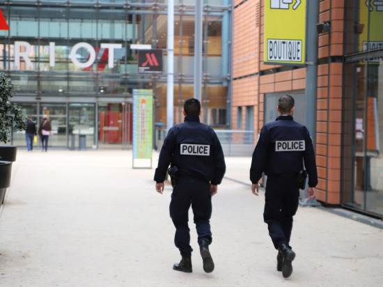 Lyon : viré d'un hôtel parce qu'il fume, un SDF met le feu à un parasol Lyon : viré d'un hôtel parce qu'il fume, un SDF met le feu à un parasol