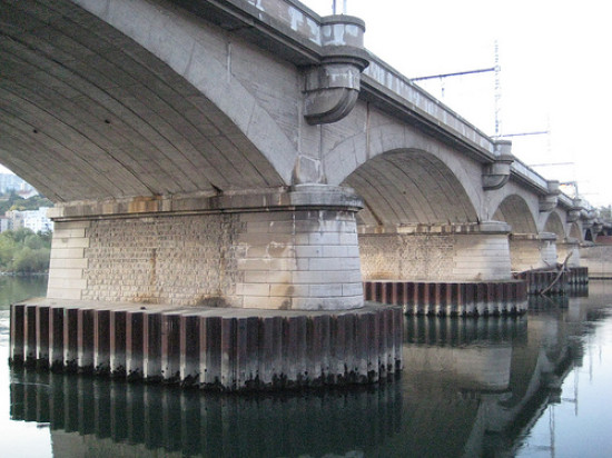 Le pont Poincaré de Caluire est fermé à la circulation suite à un accident de la circulation Le pont Poincaré de Caluire est fermé à la circulation suite à un accident de la circulation