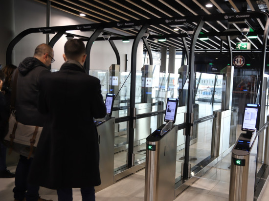 Des sas à reconnaissance faciale installés à l’aéroport de Lyon Saint-Exupéry