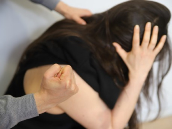 Lyon : il frappe et menace de mort son épouse