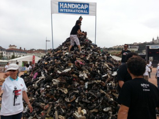 Des bénévoles recherchés à Lyon pour la Pyramide de chaussures de Handicap International