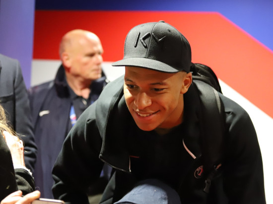 Villeurbanne : le maillot de Kylian Mbappé vendu 160 000 euros Villeurbanne : le maillot de Kylian Mbappé vendu 160 000 euros