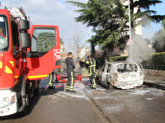 Vénissieux : des feux de voitures et de poubelles à l’aube ce dimanche Vénissieux : des feux de voitures et de poubelles à l’aube ce dimanche