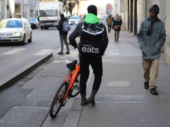 Lyon : le livreur UberEats insulte les pompiers en intervention qui le bloquent
