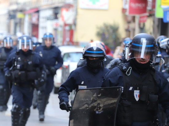 Lyon : le gilet jaune lance un cocktail Molotov sur la police "parce qu'on lui a demandé"