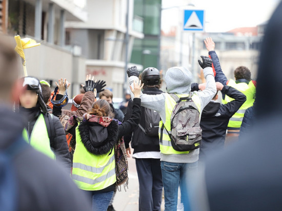 Lyon : une femme gilet jaune blessée saisit la justice pour pouvoir manifester en sécurité