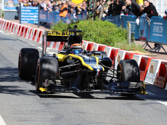 Roadshow 2019 : l'asphalte a tremblé au son de la Formule 1 au sud de Lyon - VIDEO