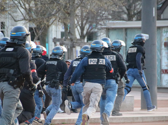 Deux mineurs interpellés après des violences urbaines près de Lyon Deux mineurs interpellés après des violences urbaines près de Lyon