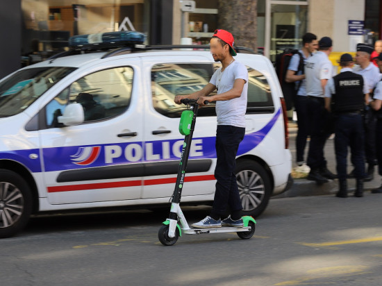Vénissieux : un conducteur recherché après avoir violemment percuté un homme en trottinette