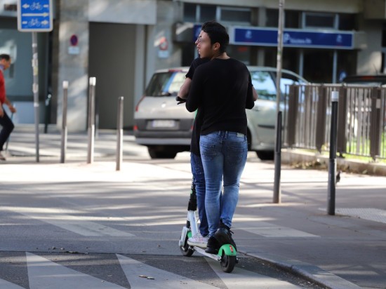 Lyon : à deux sur une trottinette, ils se font renverser par un chauffard qui prend la fuite Lyon : à deux sur une trottinette, ils se font renverser par un chauffard qui prend la fuite