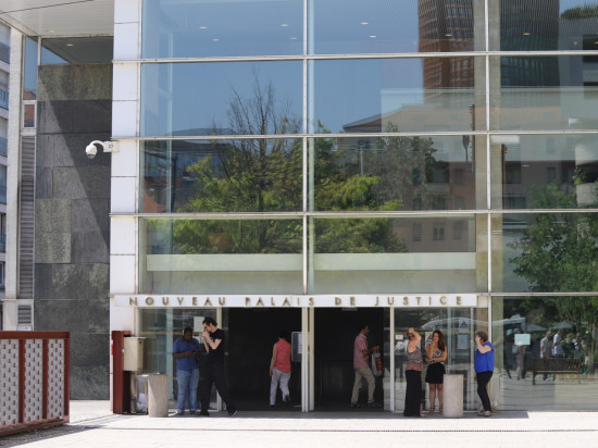 Villeurbanne : le dealer se prenait en photo en train de préparer ses sachets de drogue