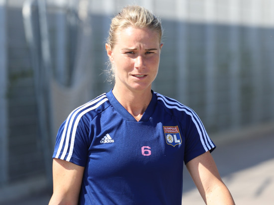 OL : Amandine Henry allume la sélectionneuse Corinne Diacre