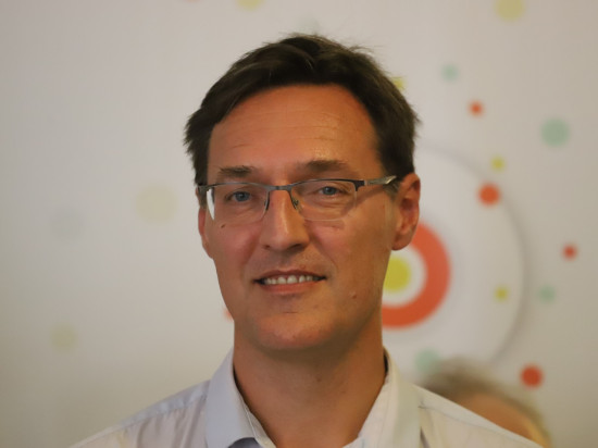 Métropolitaines : Eric Lafond tourne les autres candidats en dérision dans sa vidéo de Noël