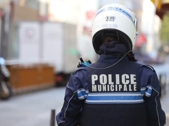 Près de Lyon : à la sortie d’une école, il tente de percuter un policier et abandonne son véhicule