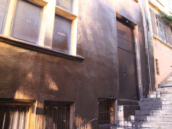 Lyon : le local de Génération Identitaire recouvert de peinture noire