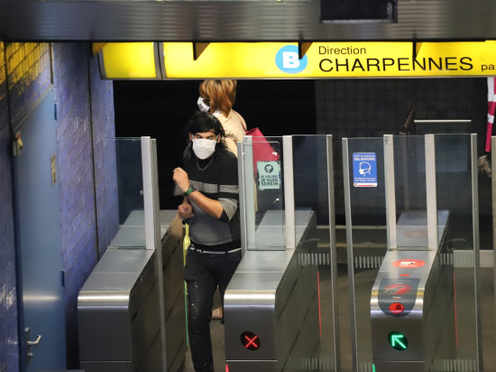 Lyon : obligation dès lundi de porter un masque dans les lieux publics clos 