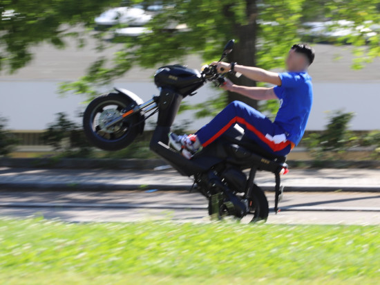 Laissé libre après un rodéo puis un caillassage de policiers près de Lyon