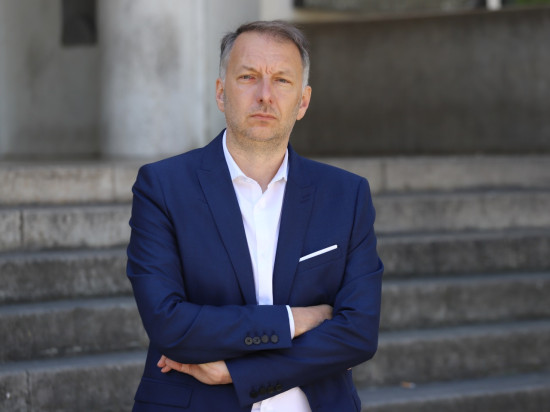 Couvre-feu : le président de la Métropole de Lyon regrette l’absence d’annonces pour les plus précaires