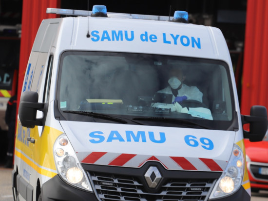 Pr&egrave;s de Lyon : la dispute conjugale tourne mal, les secours frapp&eacute;s, la porte d&eacute;fonc&eacute;e au b&eacute;lier