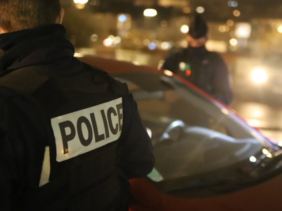 Près de Lyon : contrôlé à 207 km/h au lieu de 110, il réussit à fuir la police Près de Lyon : contrôlé à 207 km/h au lieu de 110, il réussit à fuir la police