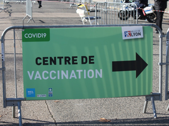 Covid-19 : les centres de vaccination de Lyon vont aussi faire face à la pénurie des doses de vaccin