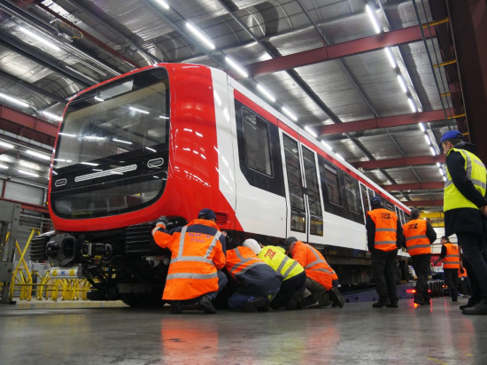 Convoi exceptionnel : la nouvelle rame du métro B arrive à Lyon