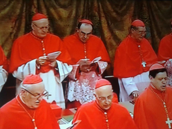 Le cardinal Barbarin et les 114 cardinaux électeurs sont entrés en conclave