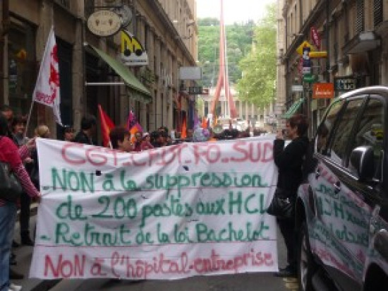 60 personnes rassembl&eacute;es mercredi matin devant la direction des HCL