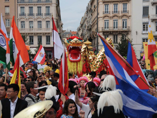 La place Antonin Poncet aux couleurs de la fête des Bannières La place Antonin Poncet aux couleurs de la fête des Bannières
