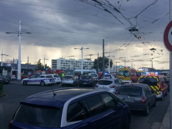 Un mort et six blessés après une attaque aux couteaux près de Lyon - MàJ